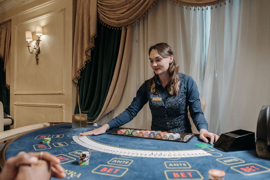 50 Freispiele ohne Einzahlung im Casino 2026: Eingangshalle eines Casinos — Symbolbild für Kontoeröffnung und Identitätsprüfung