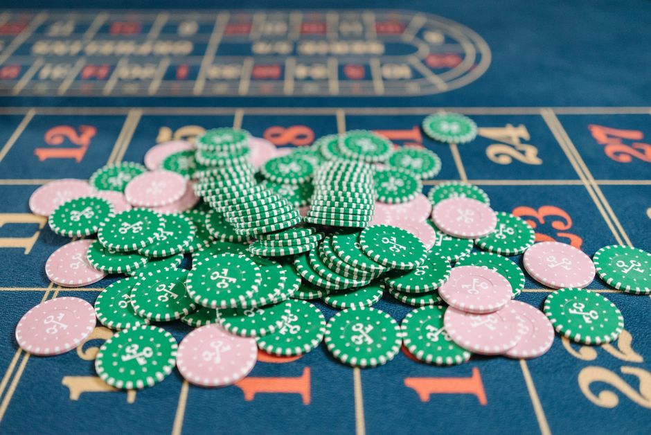50 Freispiele ohne Einzahlung im Casino 2026: Jetons und Bargeld am Spieltisch — Symbolbild für Ein- und Auszahlung im Online Casino