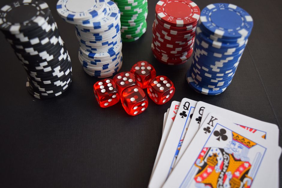 50 Freispiele ohne Einzahlung im Casino 2026: gestapelte Casino-Jetons auf dem Filzteppich — Symbolbild für Umsatzbedingungen und Bonusregeln