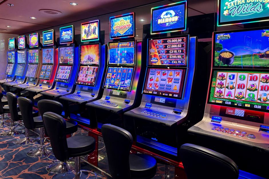 50 Freispiele ohne Einzahlung im Casino 2026: abgedunkelter Casinosaal ohne Spielbetrieb — Symbolbild für Pause und verantwortungsvolles Spielen