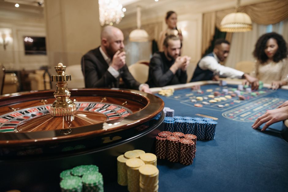 50 Freispiele ohne Einzahlung im Casino 2026: Roulette-Kessel und Jetons auf einem Casinotisch — Symbolbild zum Bonusvergleich ohne Einzahlung